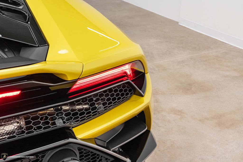 Used 2020 Lamborghini Huracan EVO RWD image 18