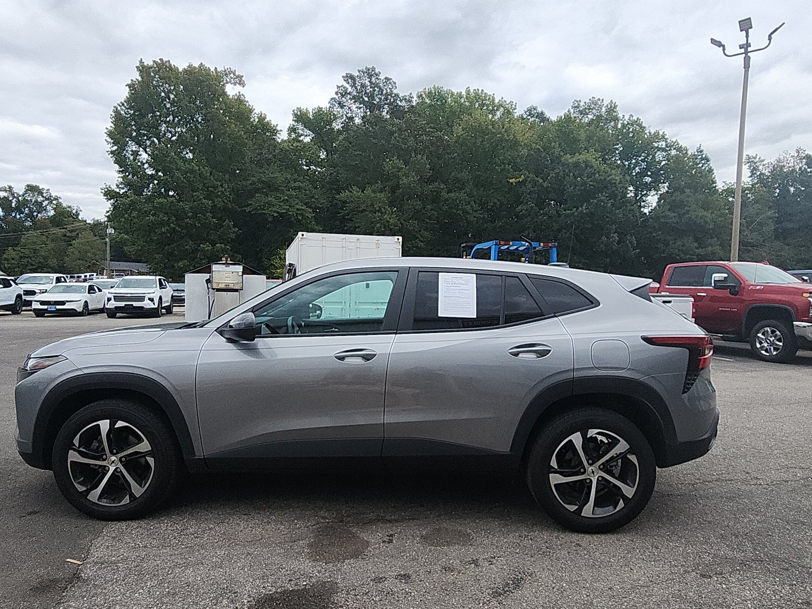 Used 2024 Chevrolet Trax RS FWD image 2