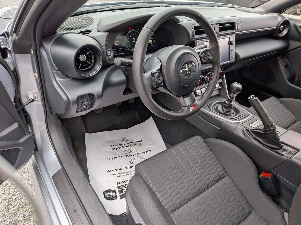 Used 2025 Toyota GR86 w/ ALL Weather Mat Package (TMS) RWD image 9