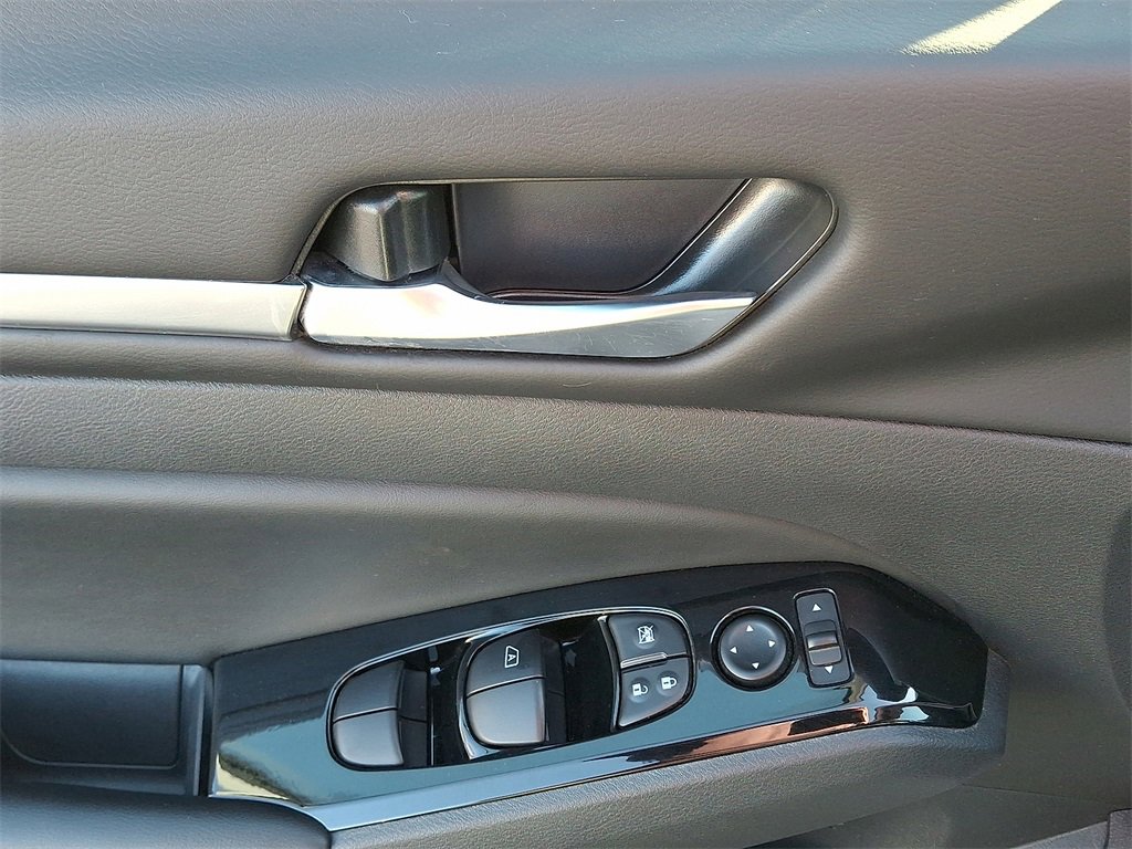 Used 2024 Nissan Altima 2.5 SR image 2