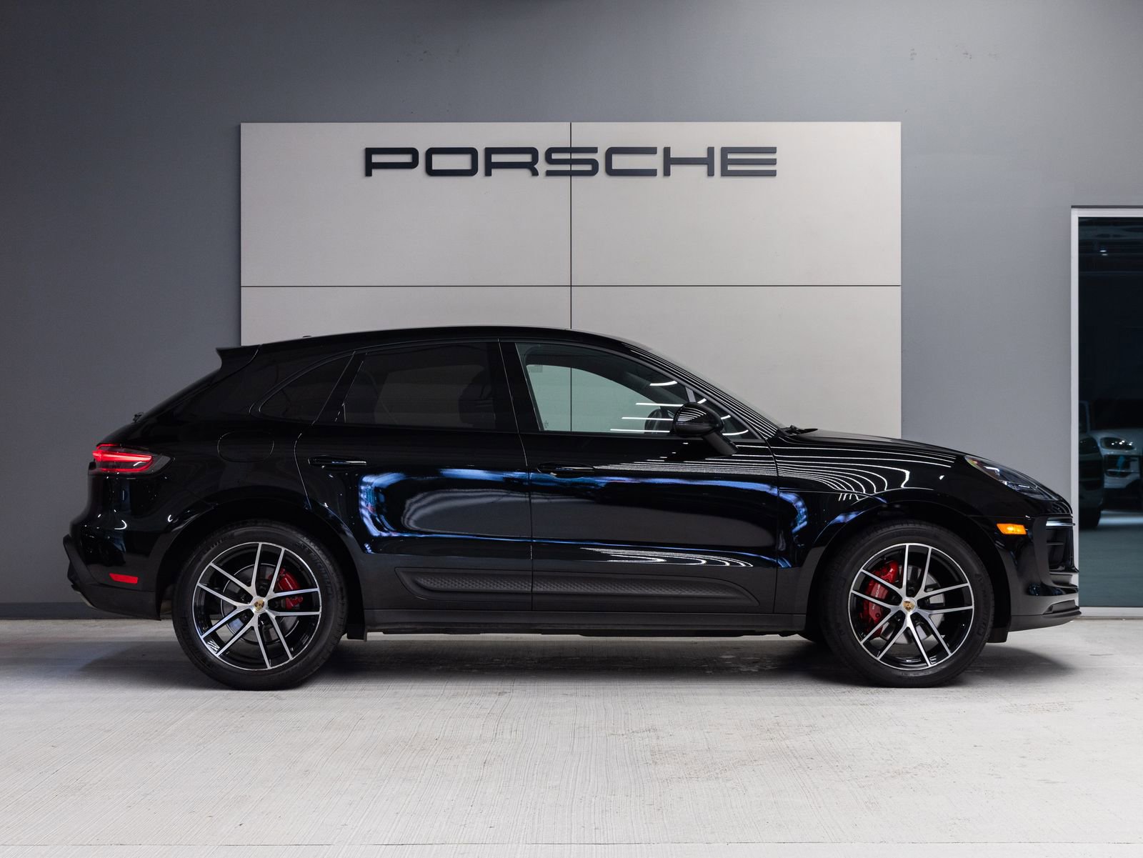 Certified 2023 Porsche Macan AWD/4WD image 8