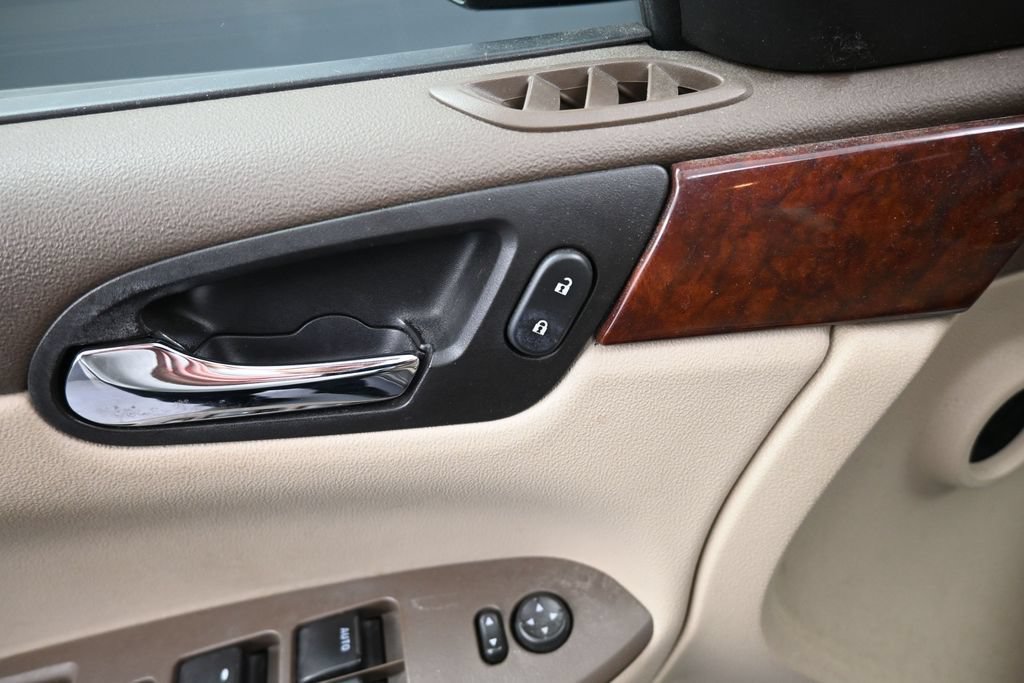 Used 2008 Chevrolet Impala LT w/ Luxury Edition Package FWD image 27