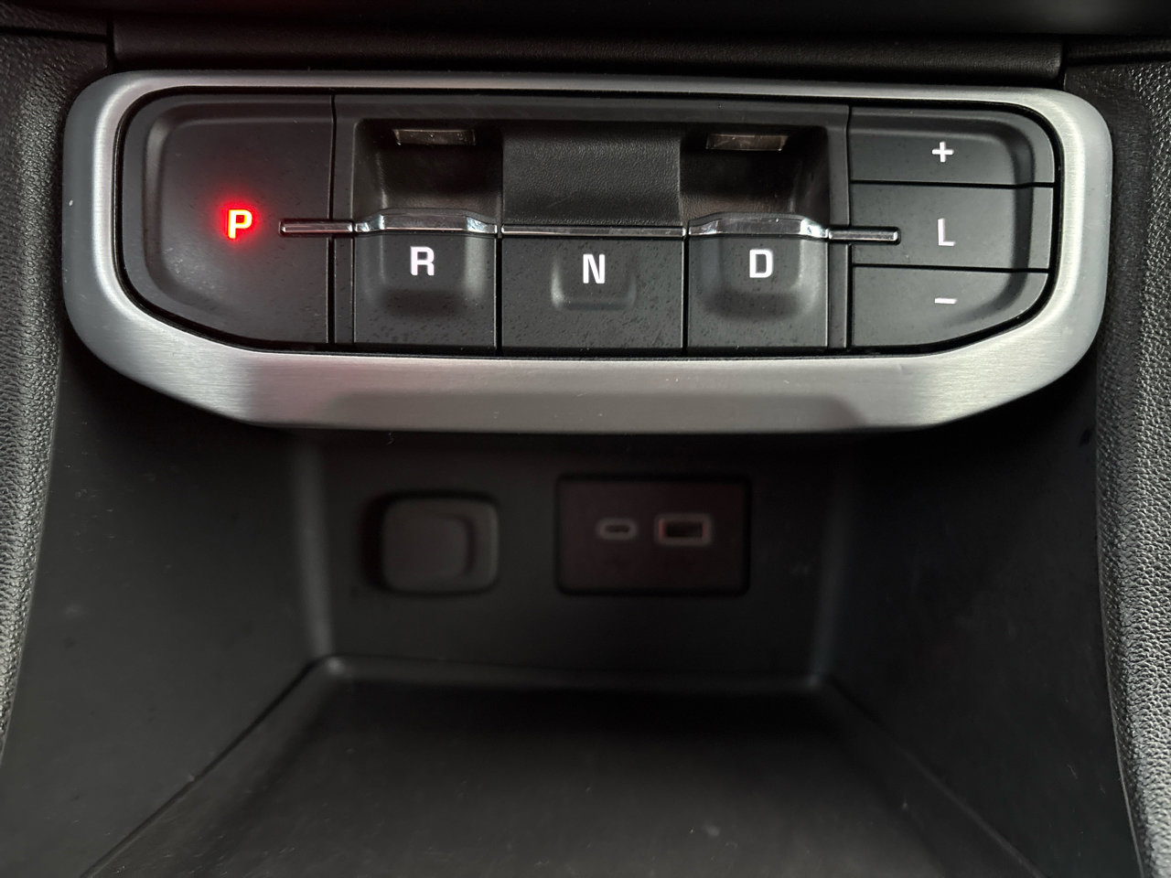 Used 2023 GMC Acadia SLE w/ Driver Convenience Package image 15