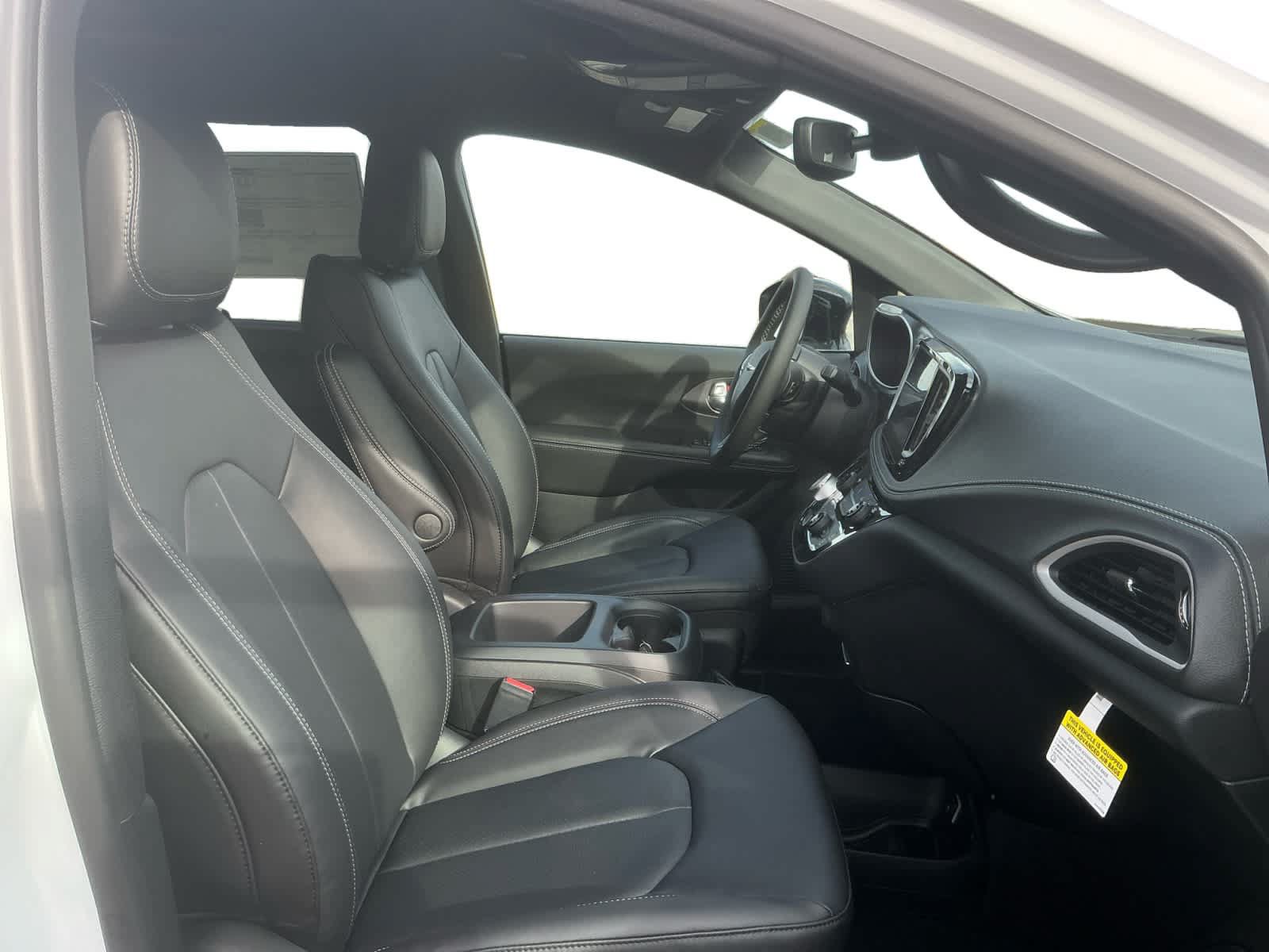 New 2026 Chrysler Pacifica Select FWD image 16