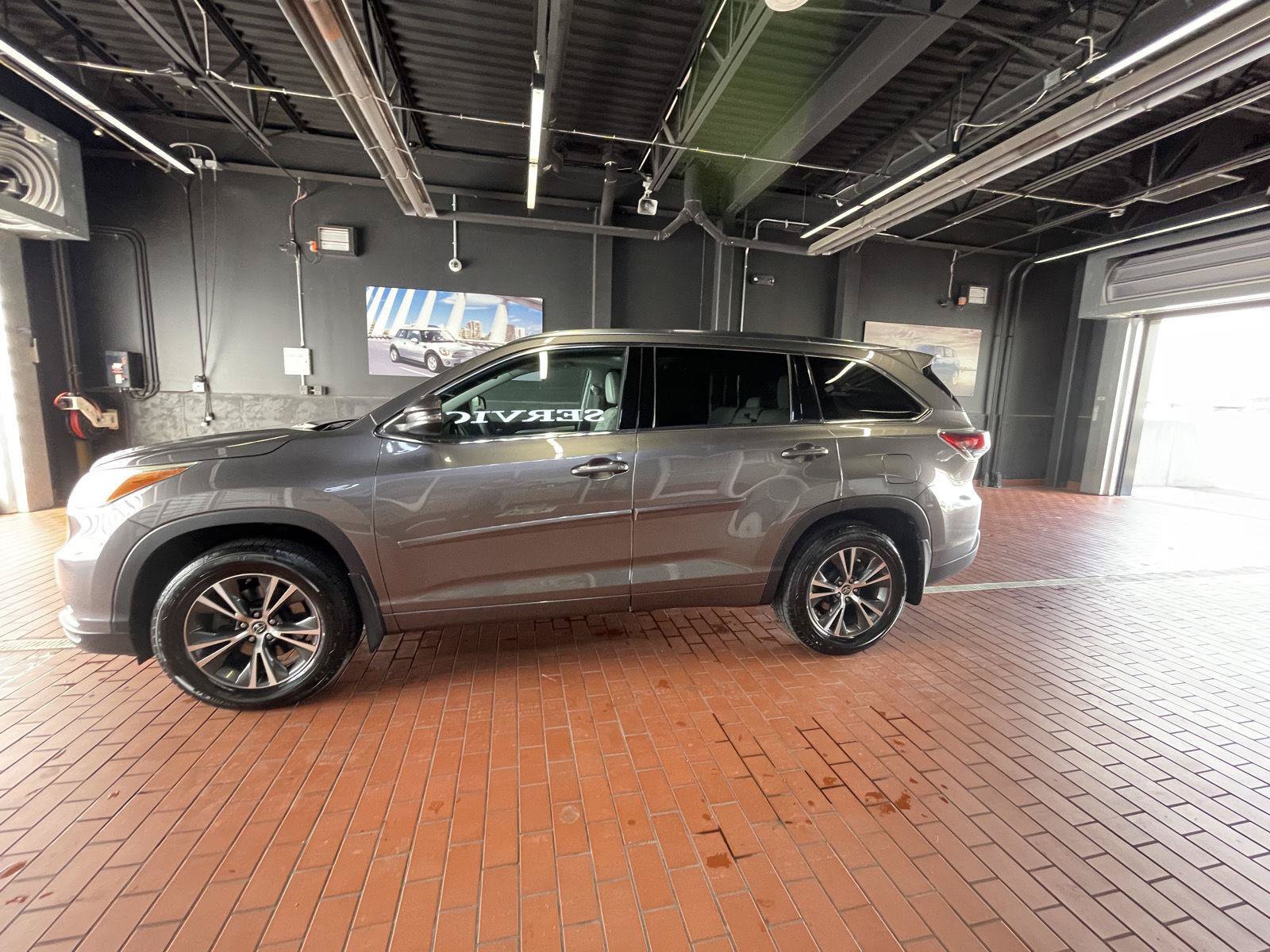 Used 2016 Toyota Highlander XLE AWD/4WD image 4