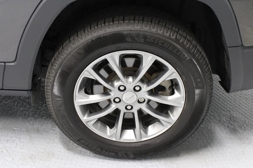 Used 2020 Jeep Cherokee Latitude Plus w/ Comfort/Convenience Group AWD/4WD image 18