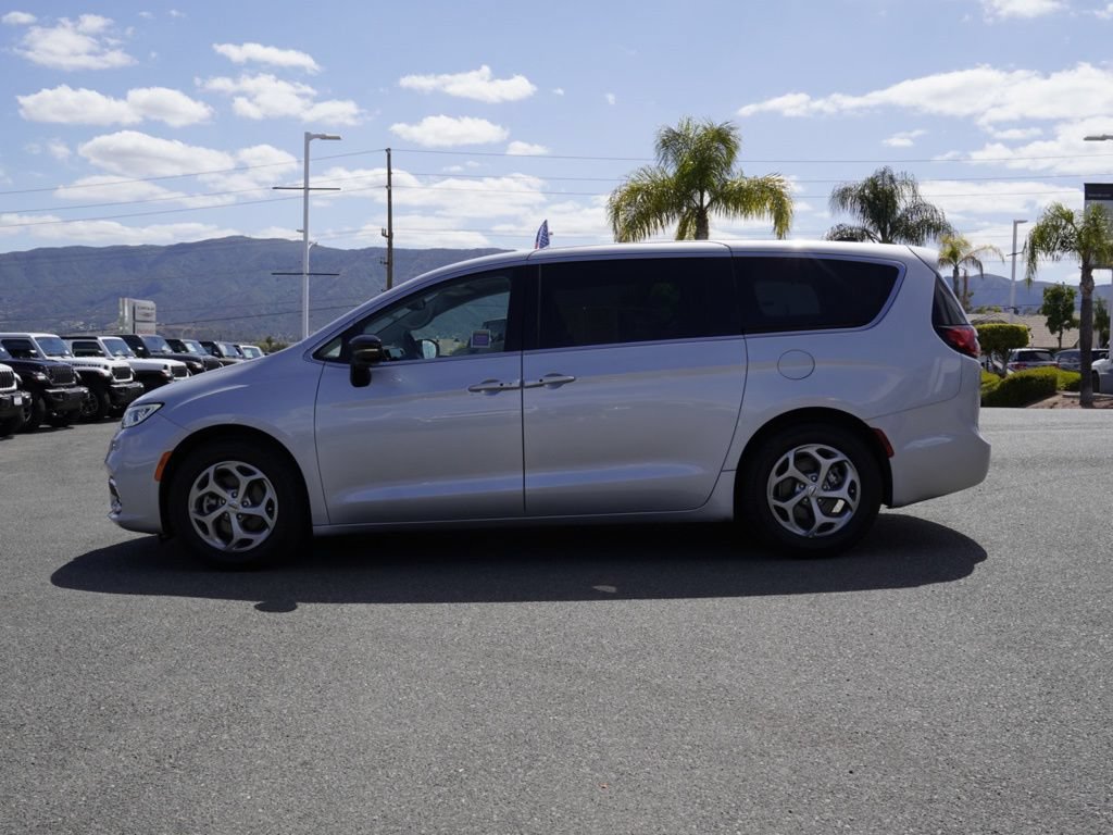 Used 2024 Chrysler Pacifica Limited FWD image 7