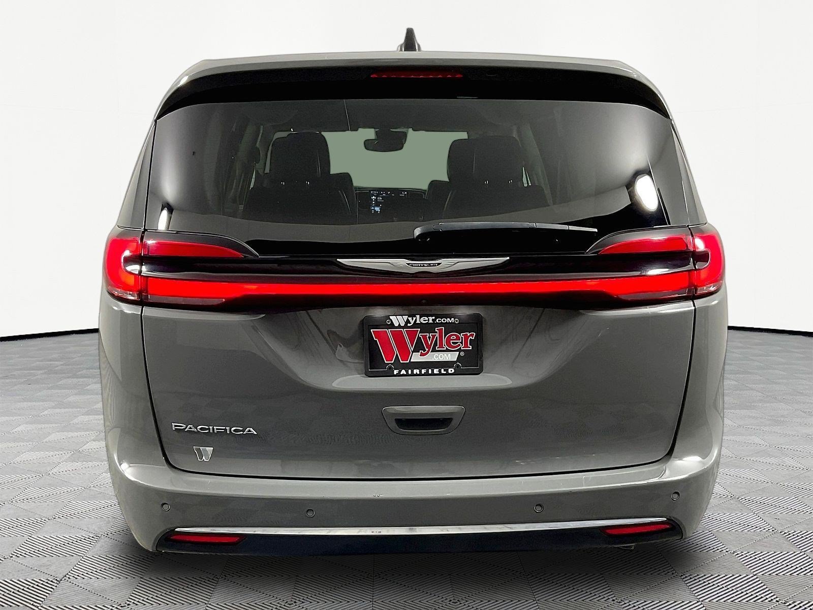 Used 2023 Chrysler Pacifica Touring-L FWD image 5