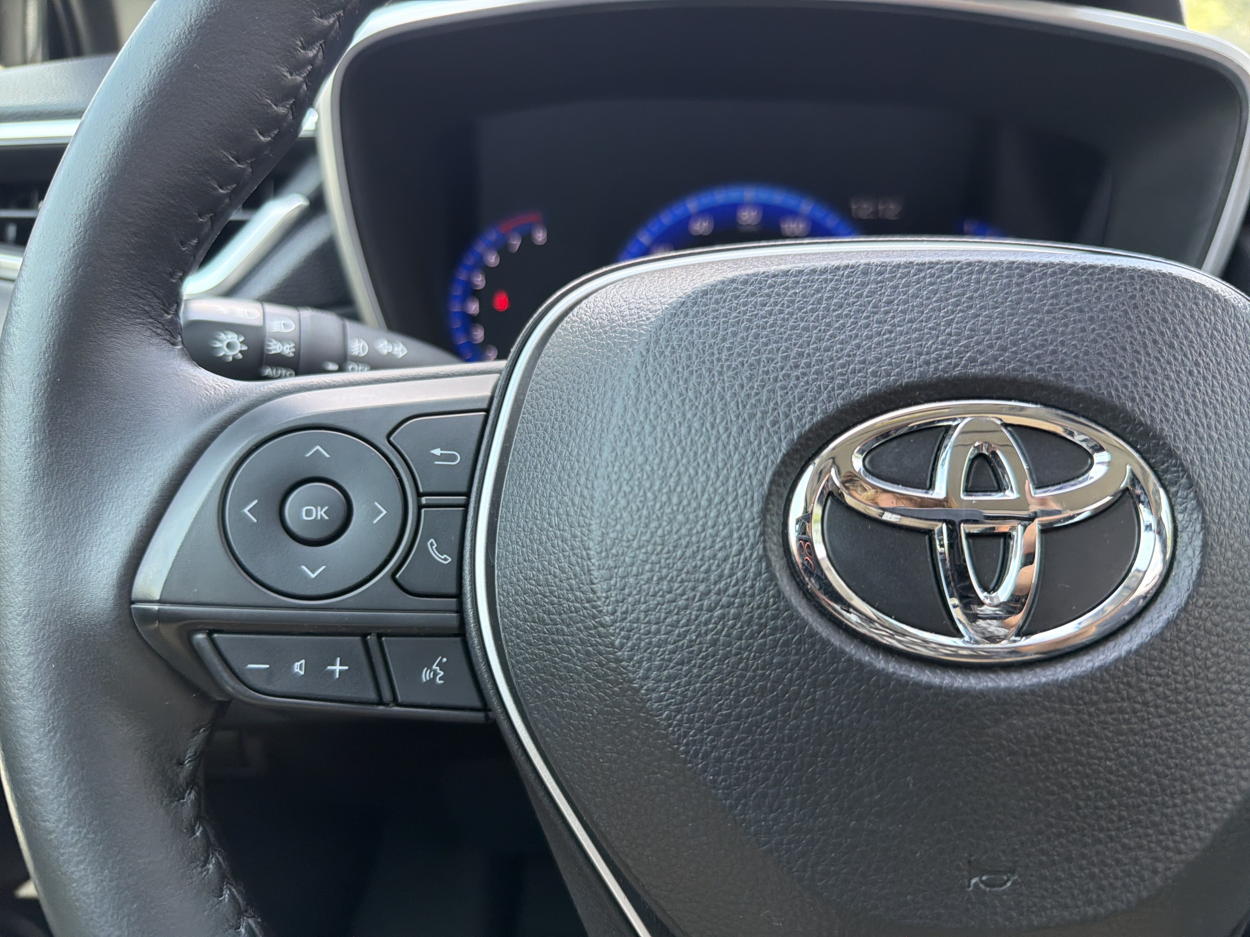 Used 2022 Toyota Corolla Cross XLE w/ Convenience Package FWD image 28