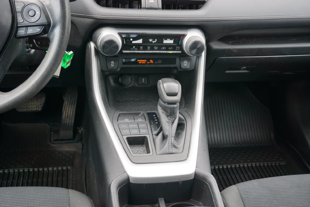 Used 2022 Toyota RAV4 LE AWD/4WD image 15