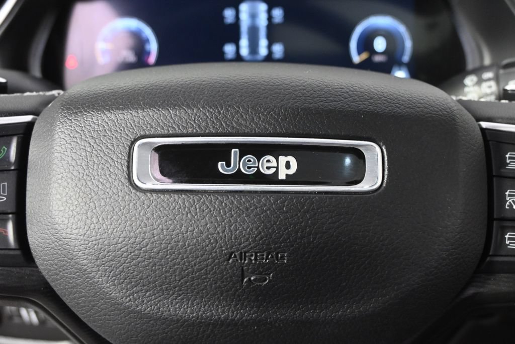 Used 2023 Jeep Grand Cherokee Altitude AWD/4WD image 34