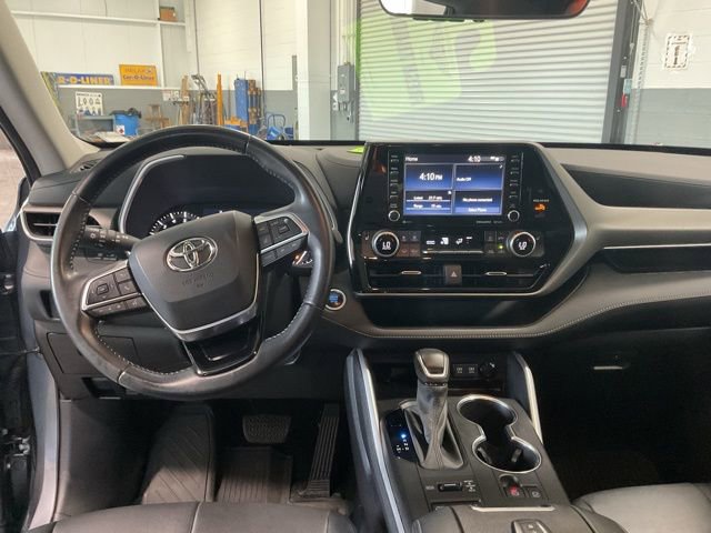 Used 2020 Toyota Highlander XLE AWD/4WD image 12
