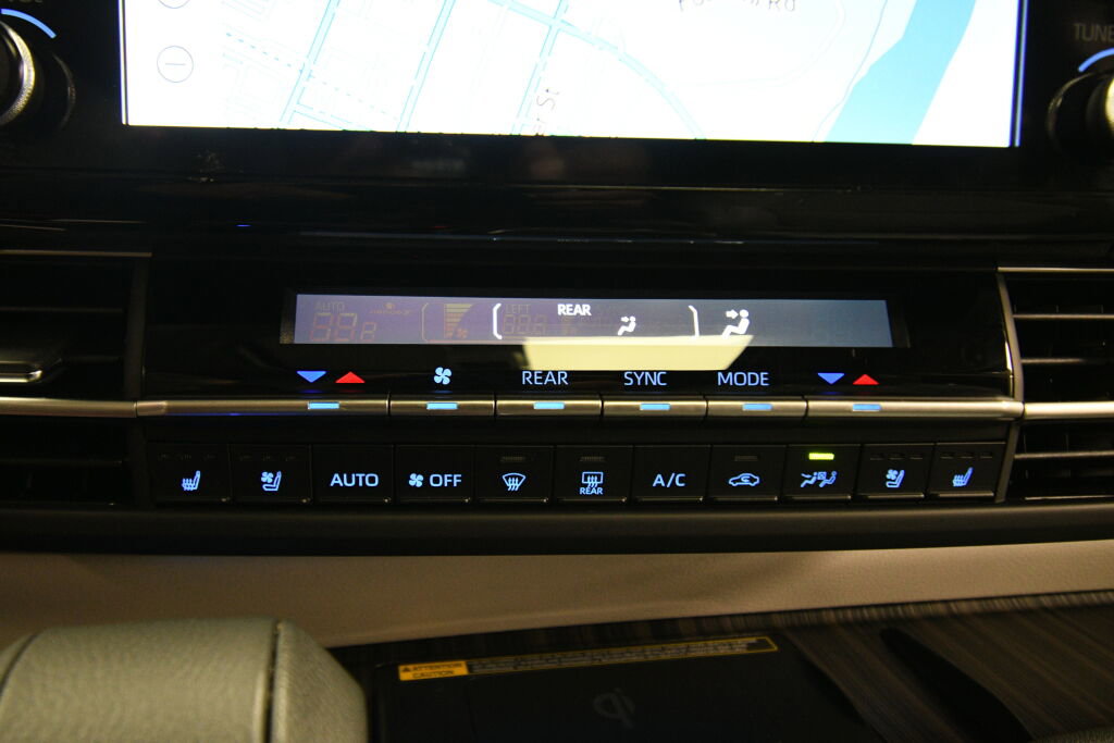 Used 2024 Toyota Sienna Limited image 17