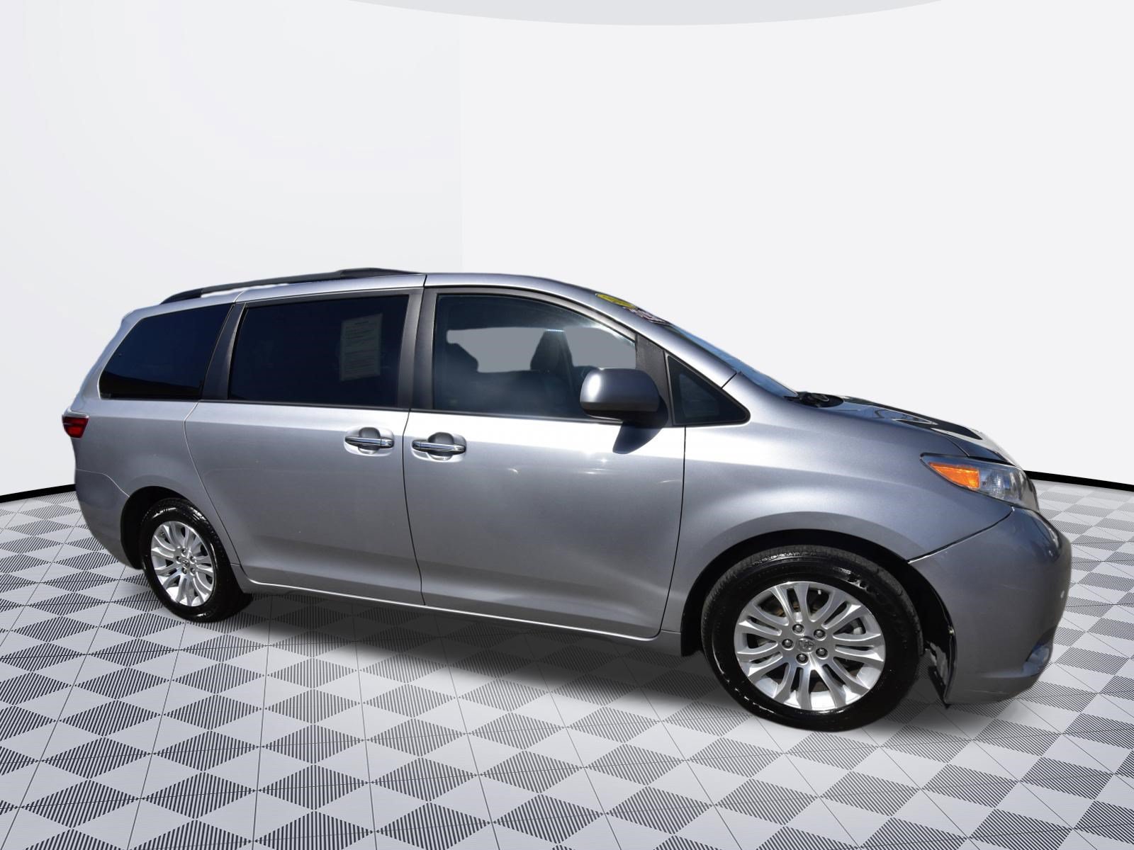 Used 2017 Toyota Sienna XLE FWD image 6