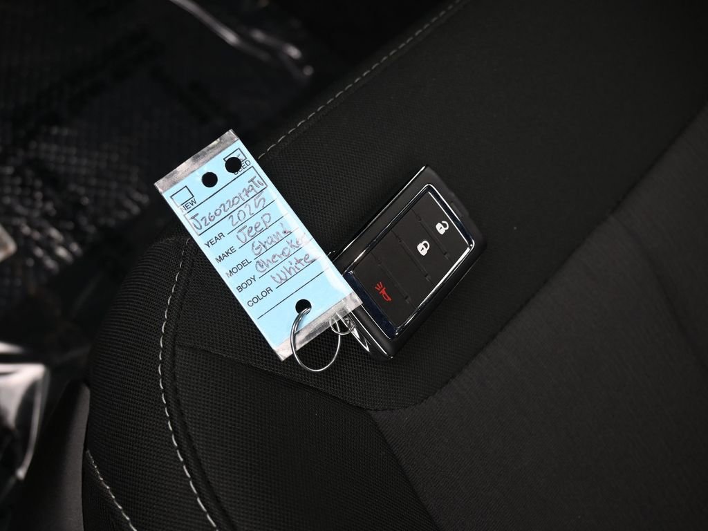 Used 2025 Jeep Grand Cherokee Laredo image 17