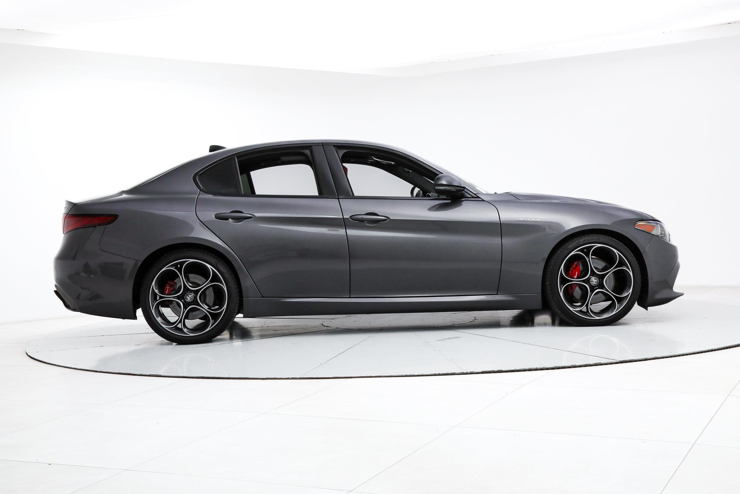 Used 2023 Alfa Romeo Giulia Veloce RWD image 6