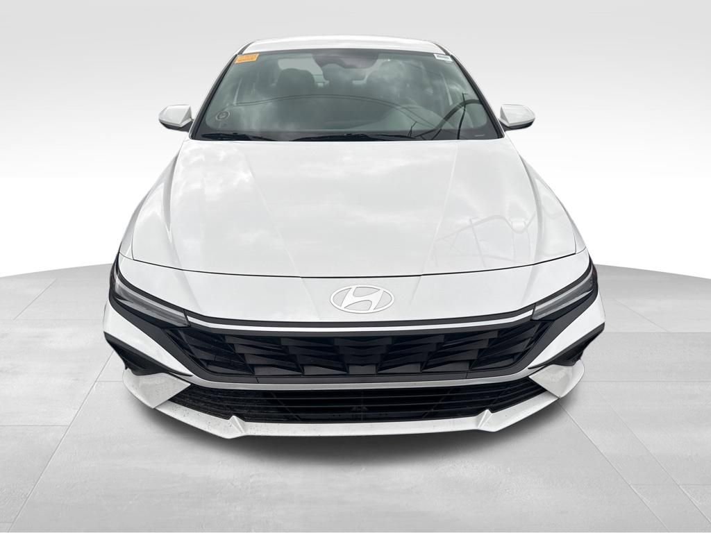 Used 2024 Hyundai Elantra SE image 2
