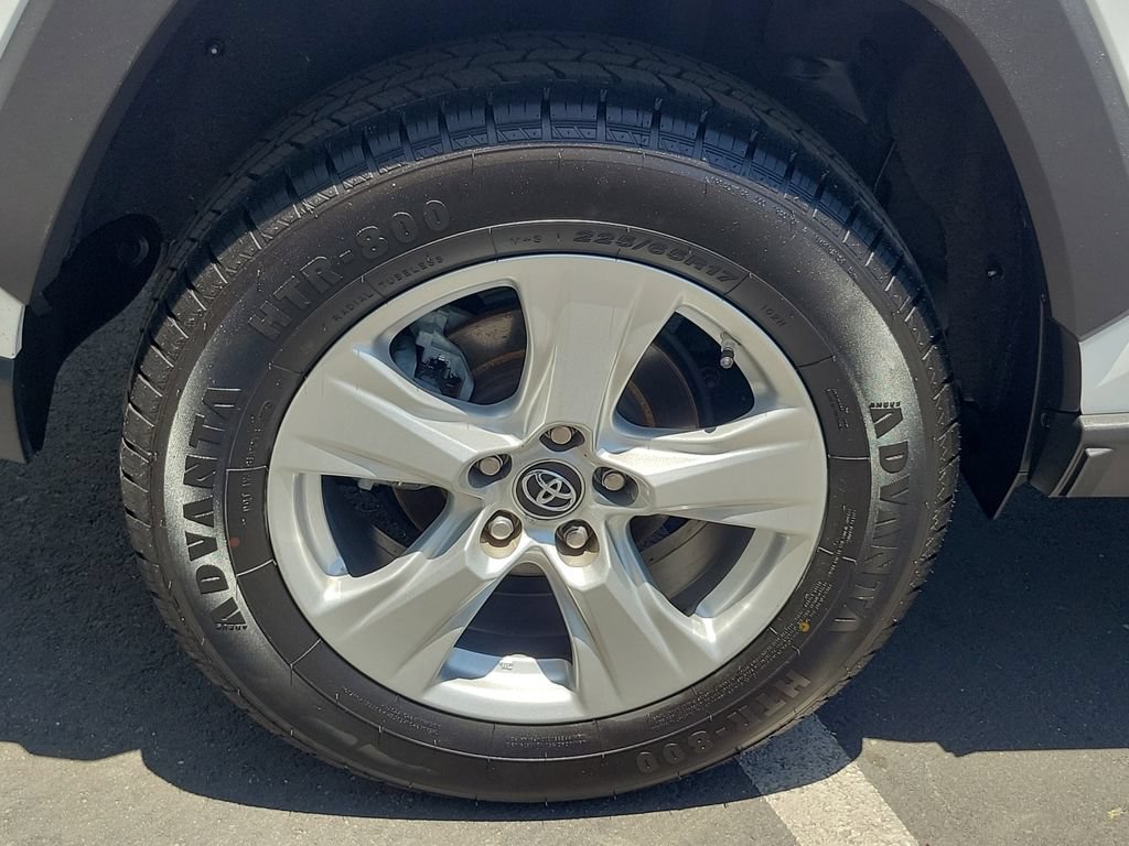 Used 2019 Toyota RAV4 XLE AWD/4WD image 6