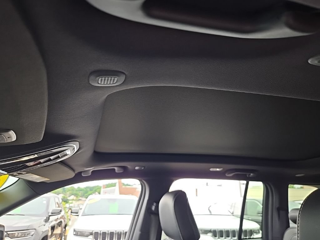 Certified 2024 Jeep Grand Cherokee Limited AWD/4WD image 15