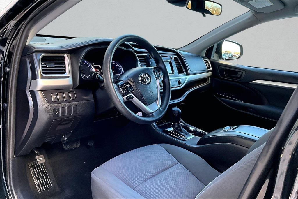 Used 2019 Toyota Highlander LE image 15