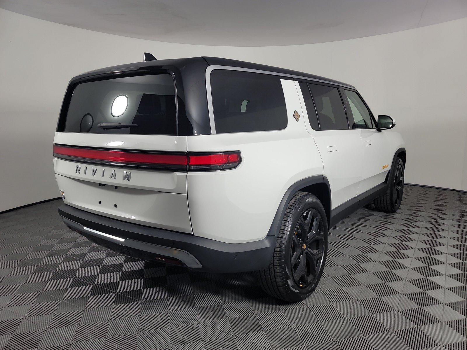 Used 2024 Rivian R1S Adventure AWD/4WD image 5