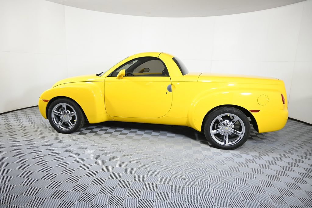 Used 2005 Chevrolet SSR w/ Preferred Equipment Group RWD image 3