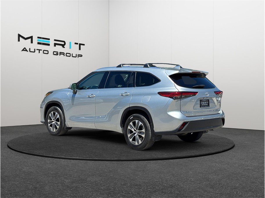 Used 2021 Toyota Highlander XLE AWD/4WD image 7