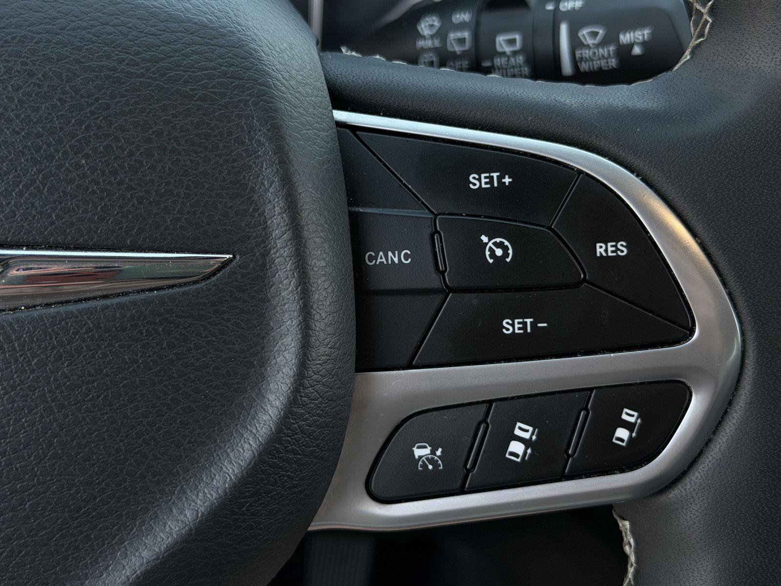 Used 2025 Chrysler Pacifica Select image 15