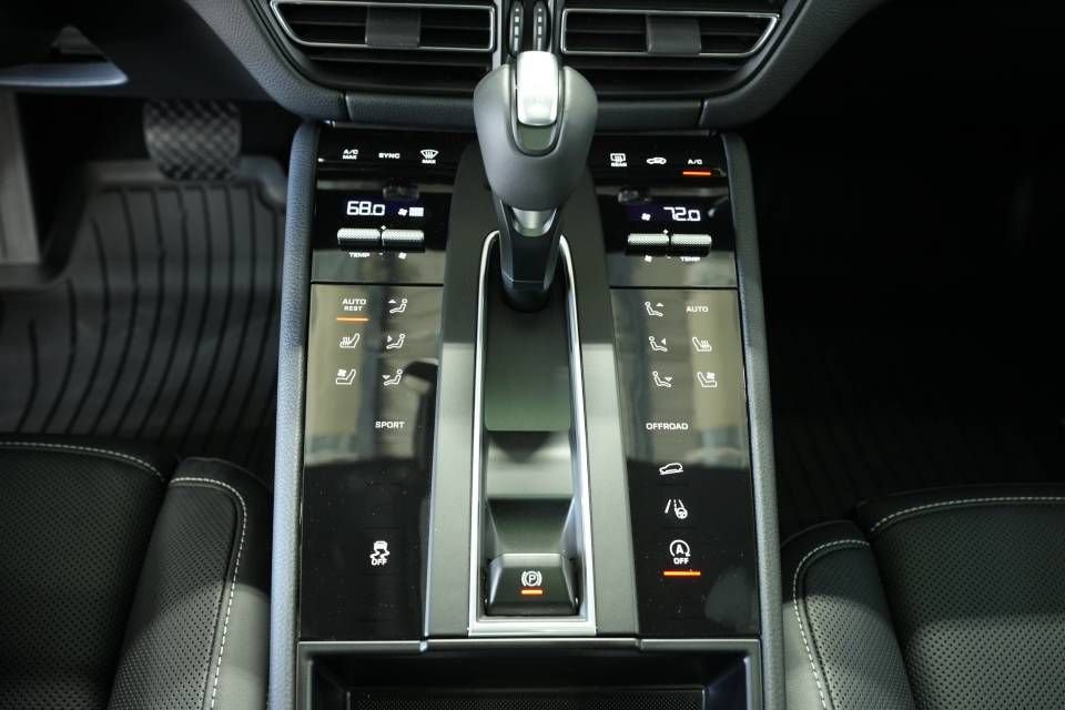 Certified 2025 Porsche Macan AWD/4WD image 23