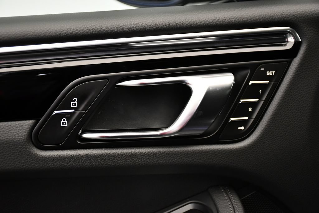 Certified 2026 Porsche Macan AWD/4WD image 37