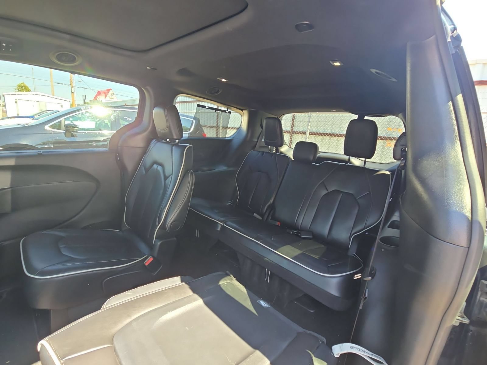 Used 2025 Chrysler Pacifica Limited FWD image 12