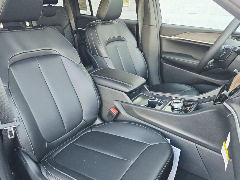 New 2026 Jeep Grand Cherokee Limited w/ Limited Altitude Package AWD/4WD image 18