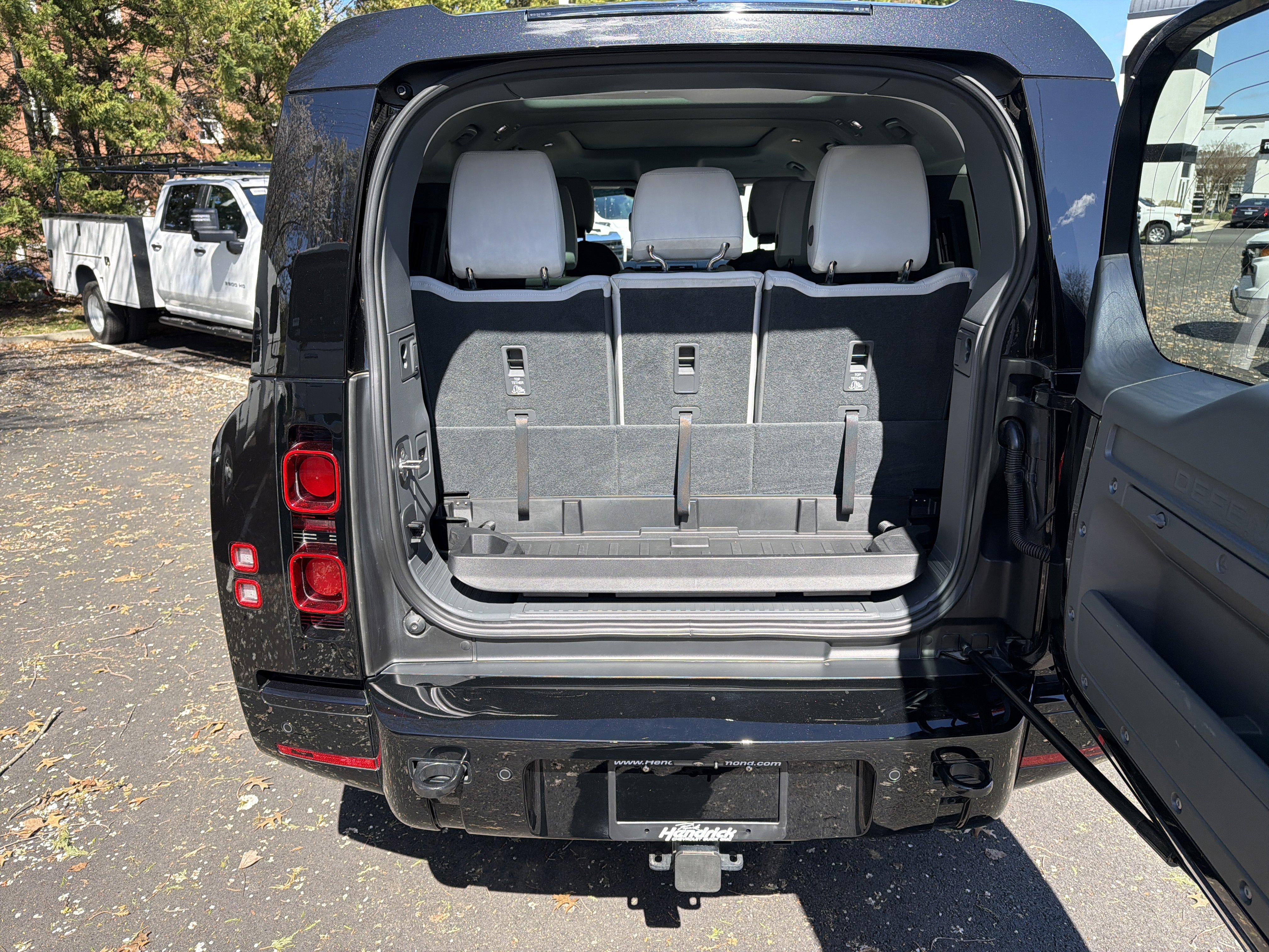 Used 2025 Land Rover Defender 130 X-Dynamic SE image 33