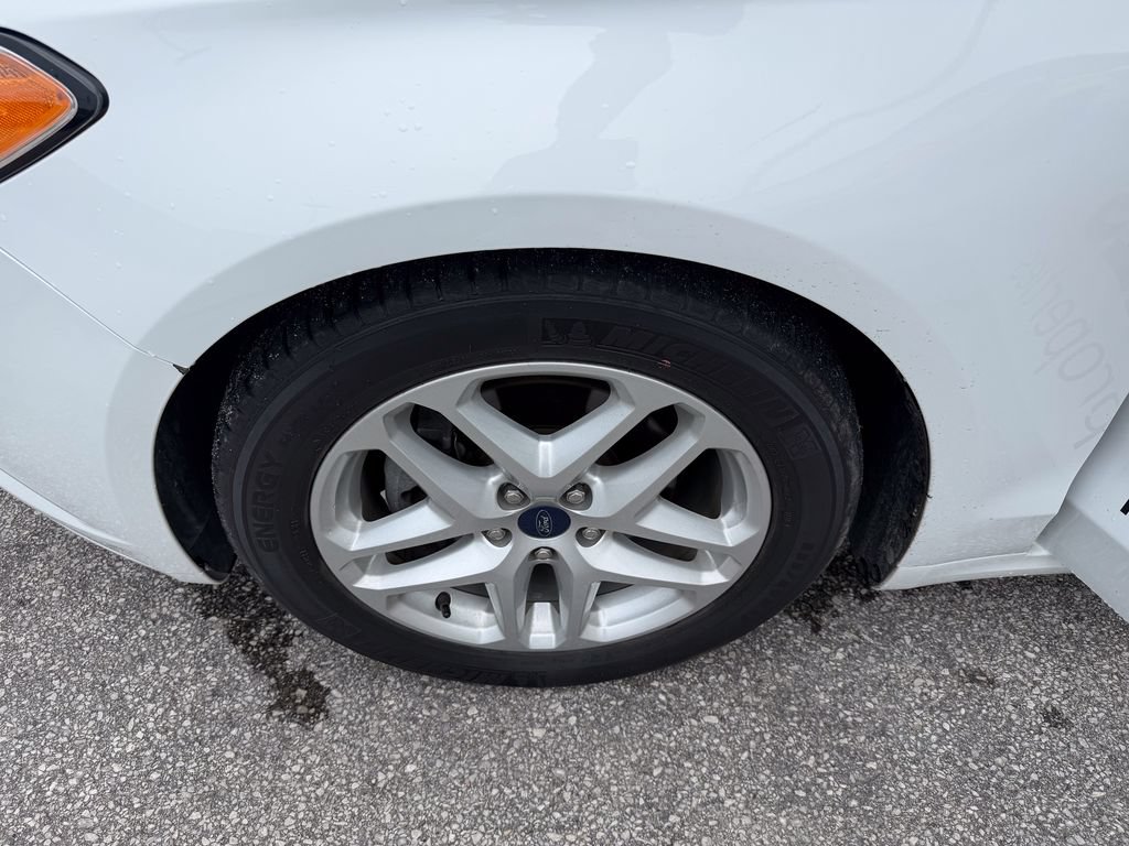 Used 2015 Ford Fusion SE FWD image 24