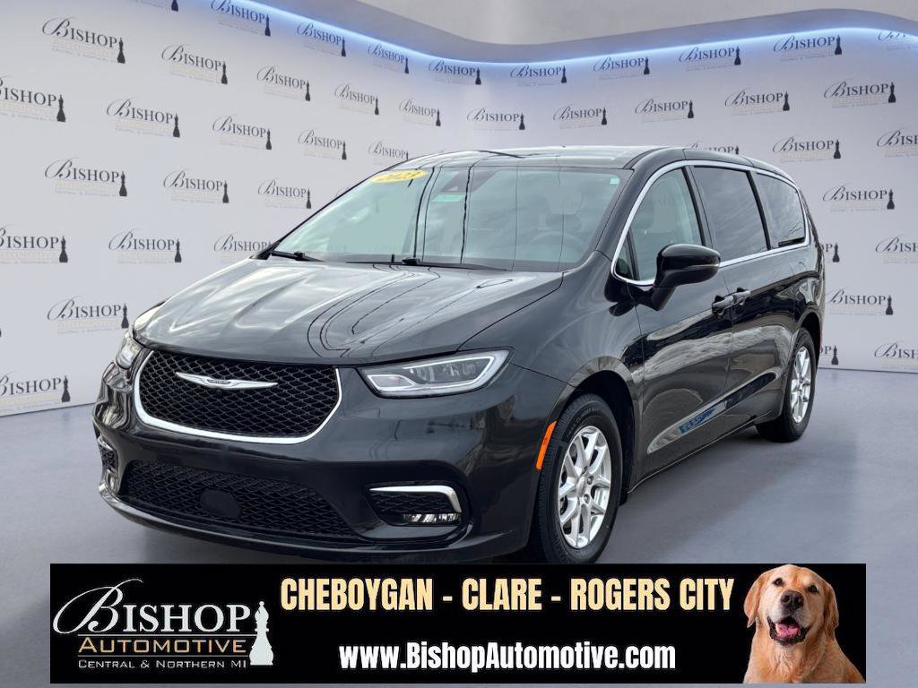 Used 2023 Chrysler Pacifica Touring-L image 16