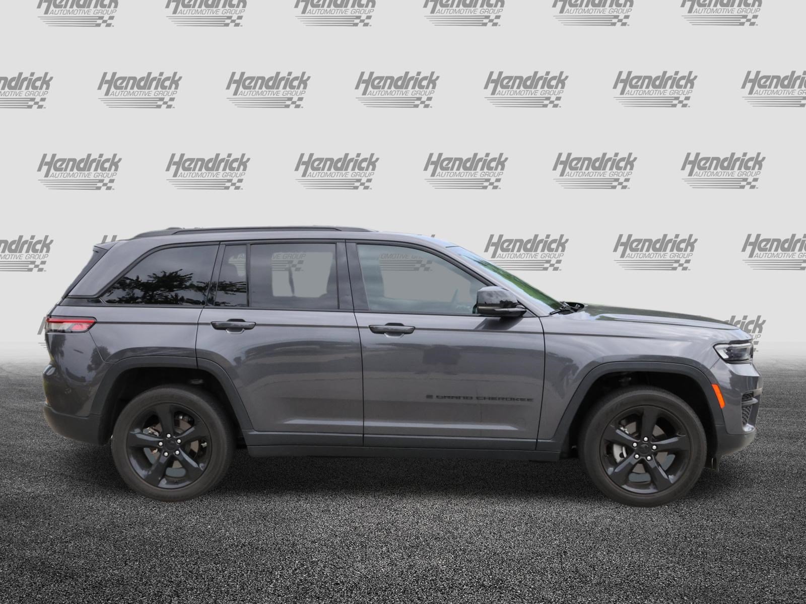 Used 2023 Jeep Grand Cherokee Altitude AWD/4WD image 10
