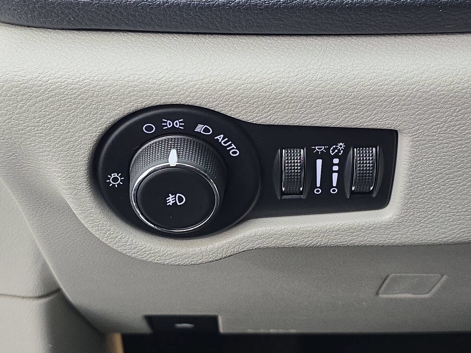 Used 2017 Chrysler Pacifica Limited w/ UConnect Theater Package FWD image 28