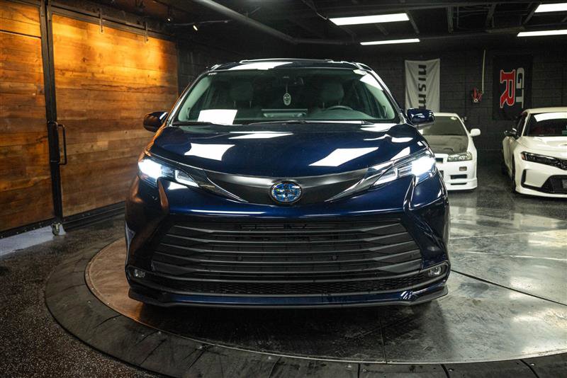 Used 2025 Toyota Sienna XLE w/ XLE Plus Package image 4