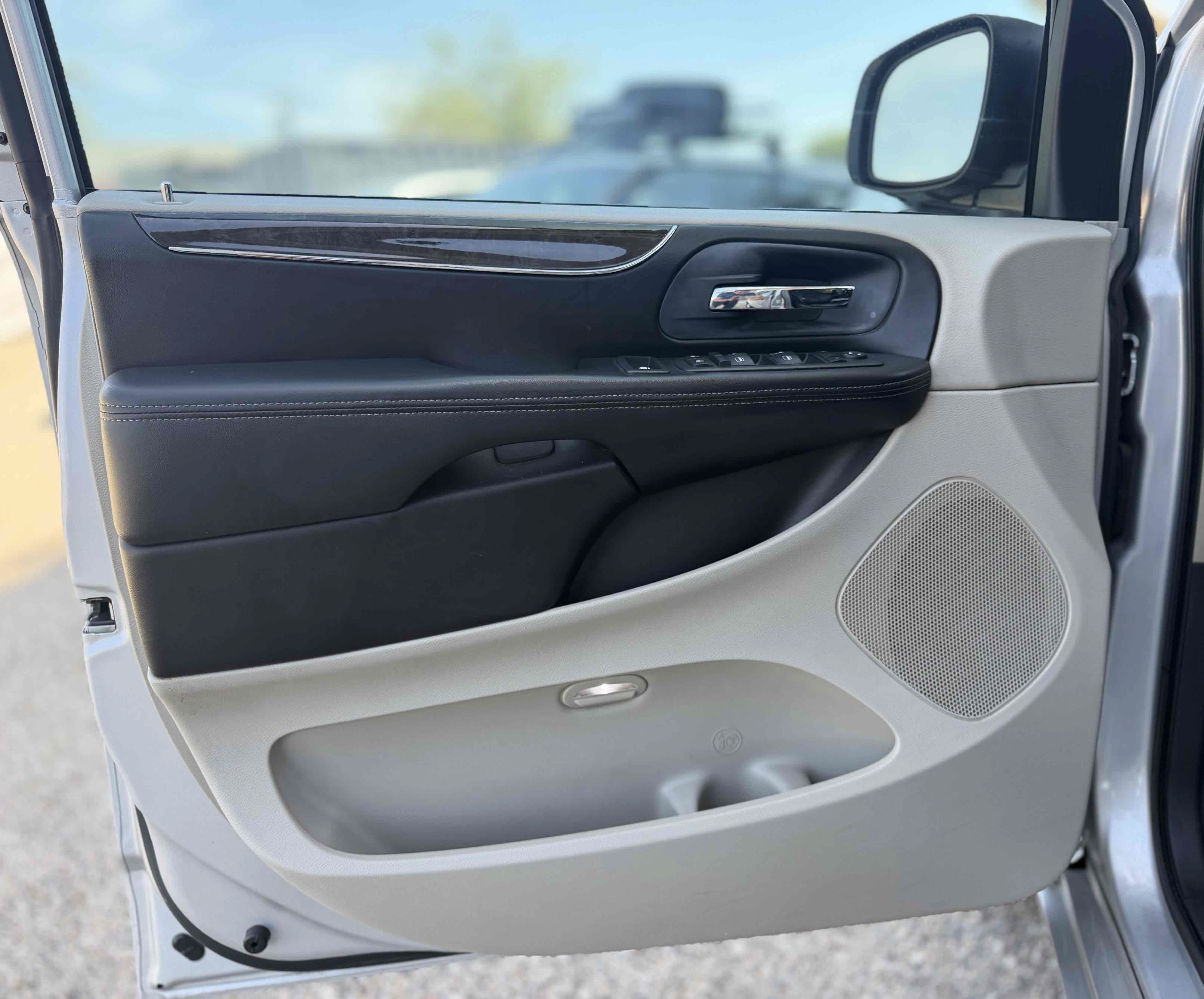 Used 2011 Chrysler Town & Country Touring-L w/ Entertainment Group #2 FWD image 19