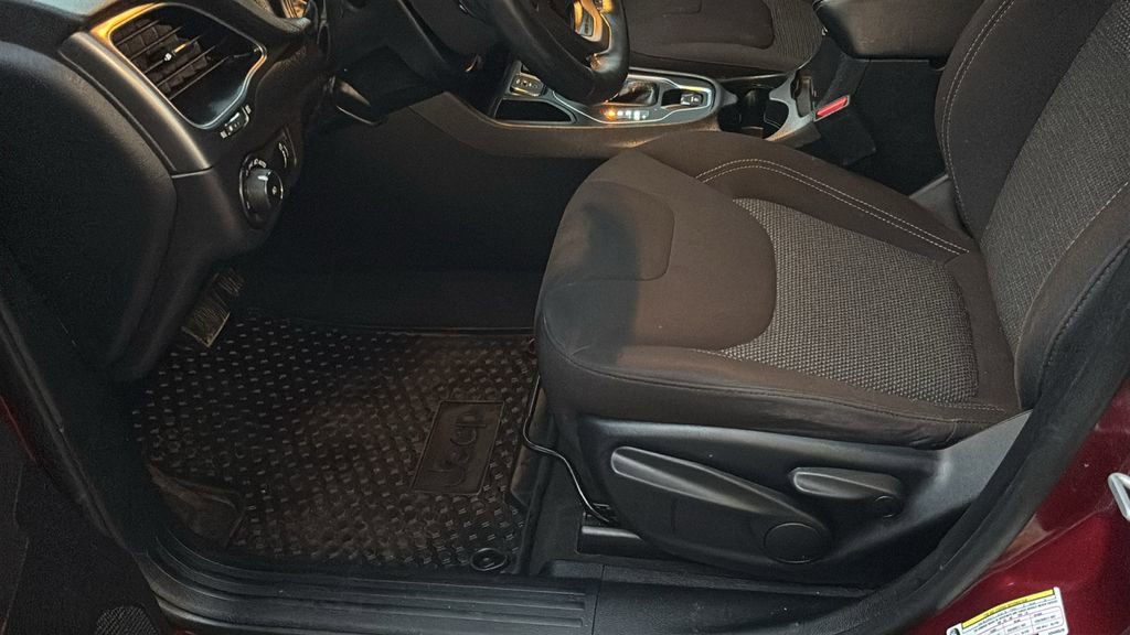 Used 2019 Jeep Cherokee Latitude w/ Cold Weather Group image 24