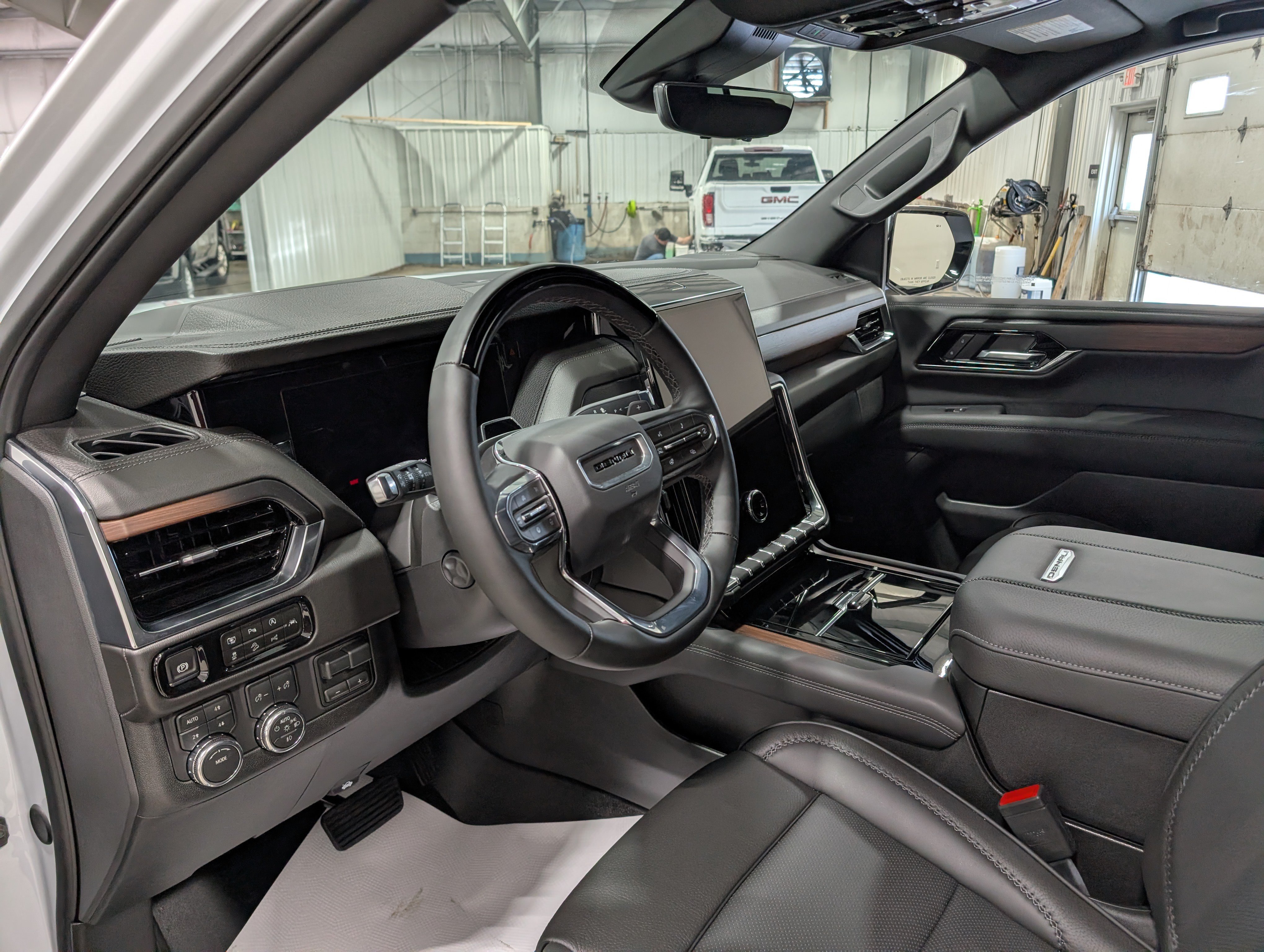 Used 2026 GMC Yukon Denali w/ Advanced Technology Package AWD/4WD image 15