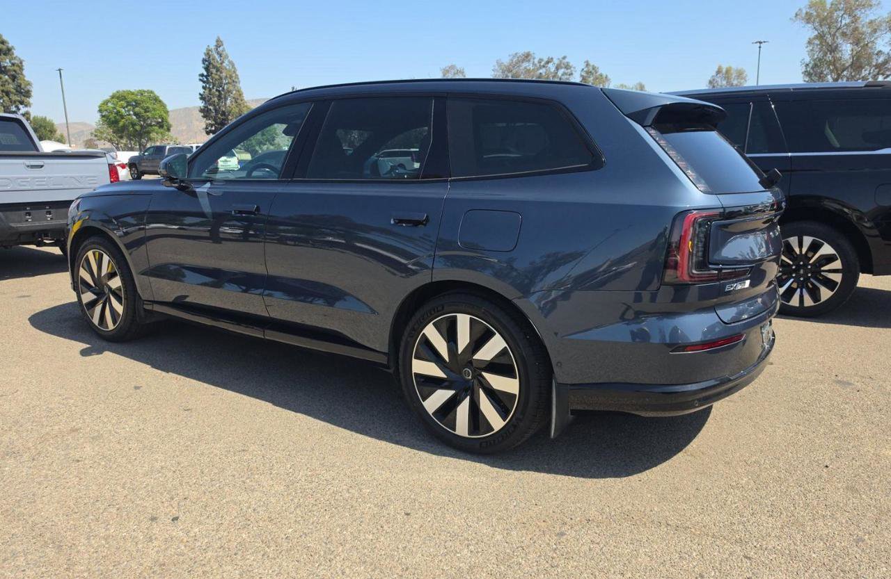 Used 2025 Volvo EX90 Ultra AWD/4WD image 2