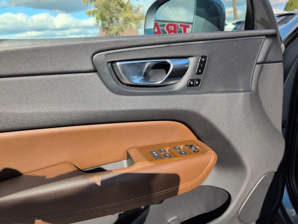 Used 2021 Volvo XC60 T5 Momentum image 17