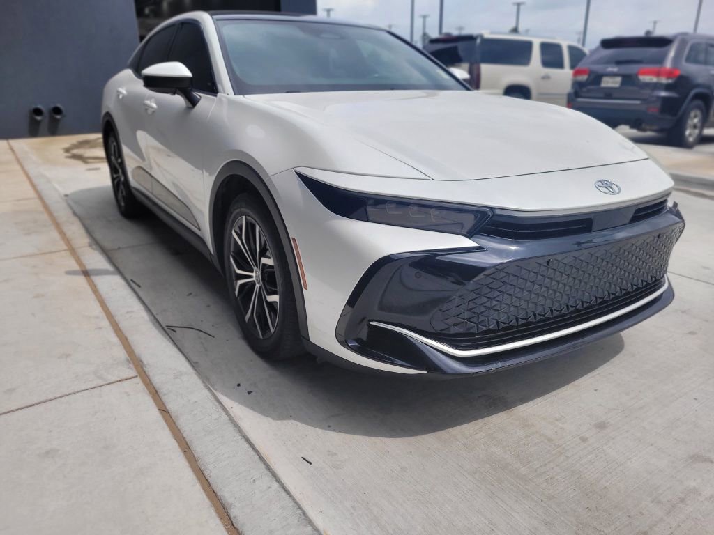 Used 2023 Toyota Crown Limited image 3