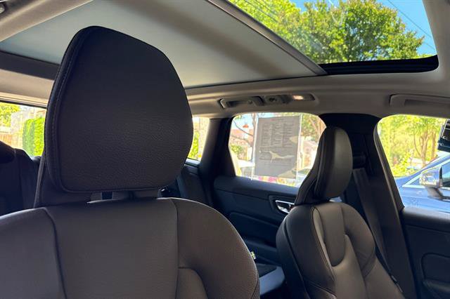 Certified 2025 Volvo XC60 B5 Plus AWD/4WD image 17