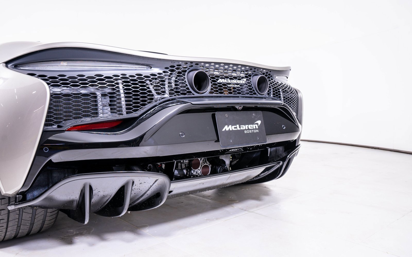 Used 2025 McLaren Artura Spider image 13