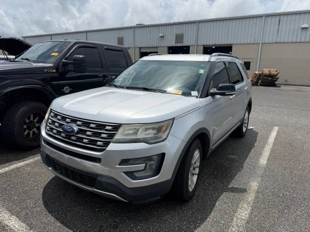 Used 2017 Ford Explorer XLT w/ Equipment Group 201A FWD image 6