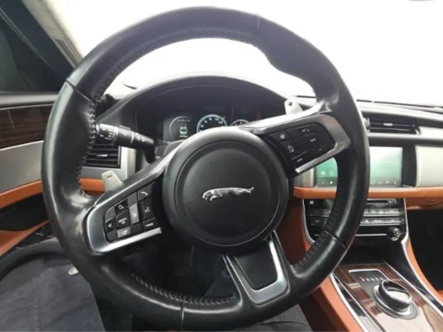 Used 2018 Jaguar XF Portfolio image 10