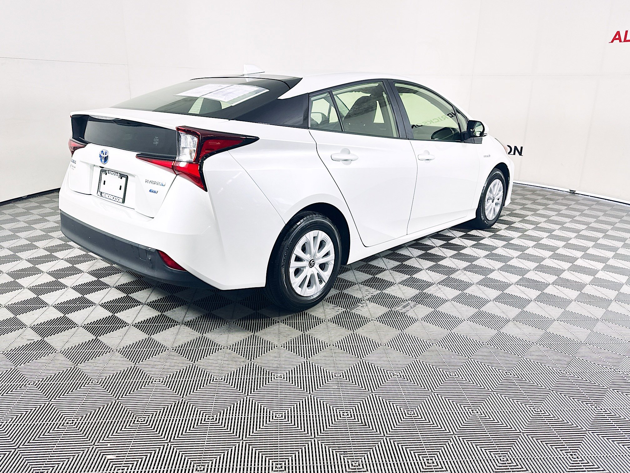 Used 2022 Toyota Prius L Eco image 3