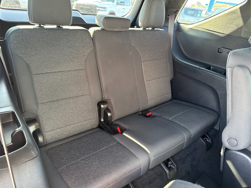 Used 2025 Chevrolet Traverse LT image 16
